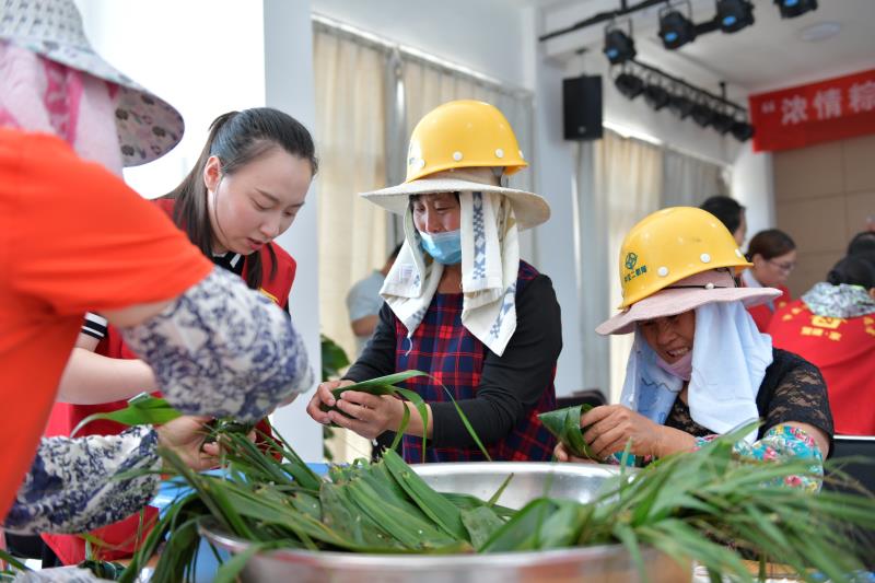 &ldquo;浓情粽意，，，，共享温暖&rdquo;包粽子活动.jpg